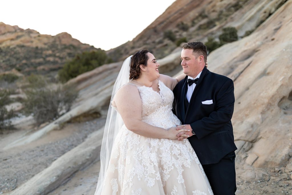 newlyweds-holding-hands-outdoor-photos