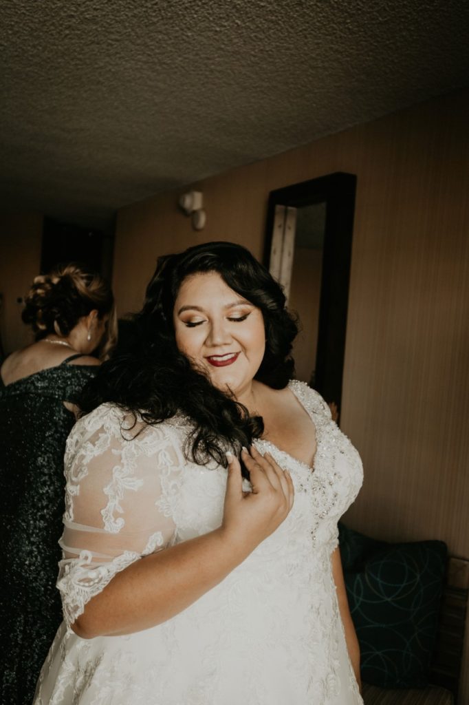 curvy-bride-getting-ready