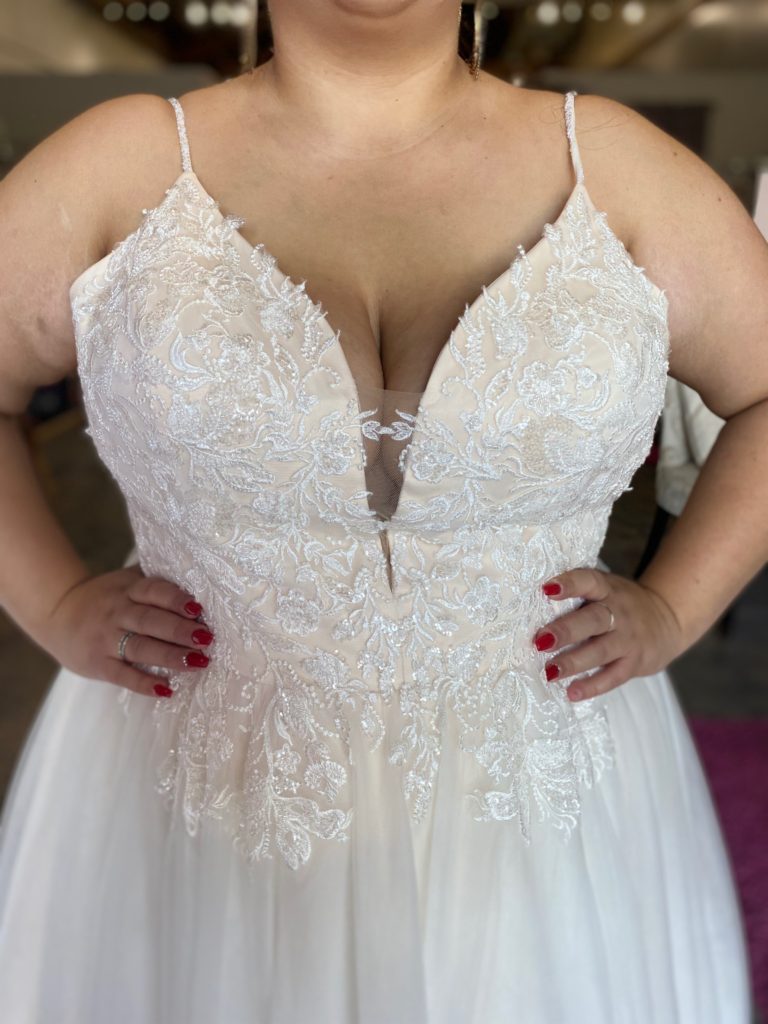 Lace Plus Size A-Line Wedding Dress with Sweetheart Neckline and