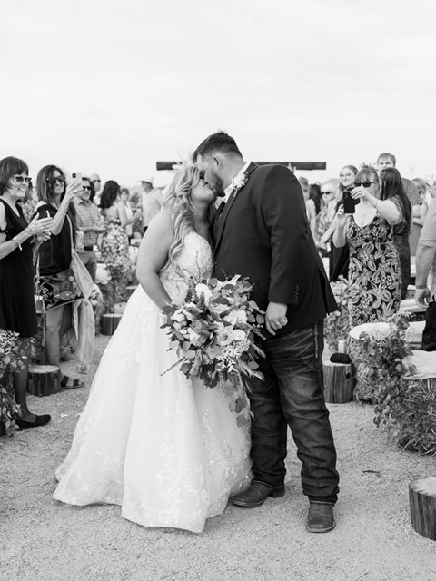 bride and groom kissing phoeniz arizona