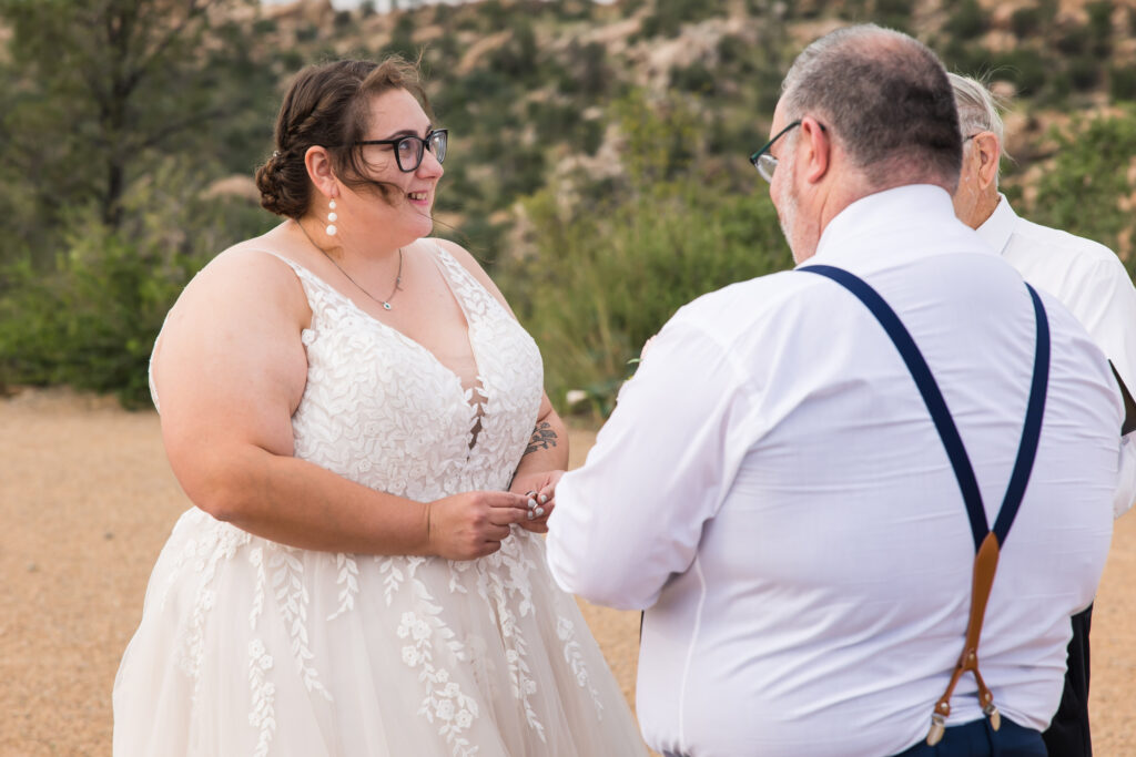 plus size bride and groom at watson lake in prescott arizona