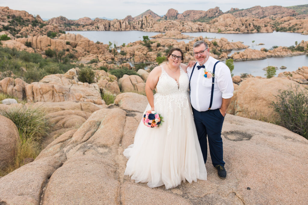 plus size bride and groom at watson lake in prescott arizona