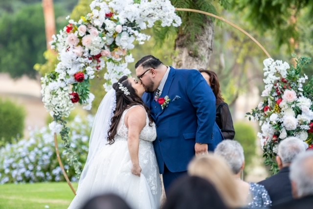 plus size bride and groom at outdoor wedding in los angeles california