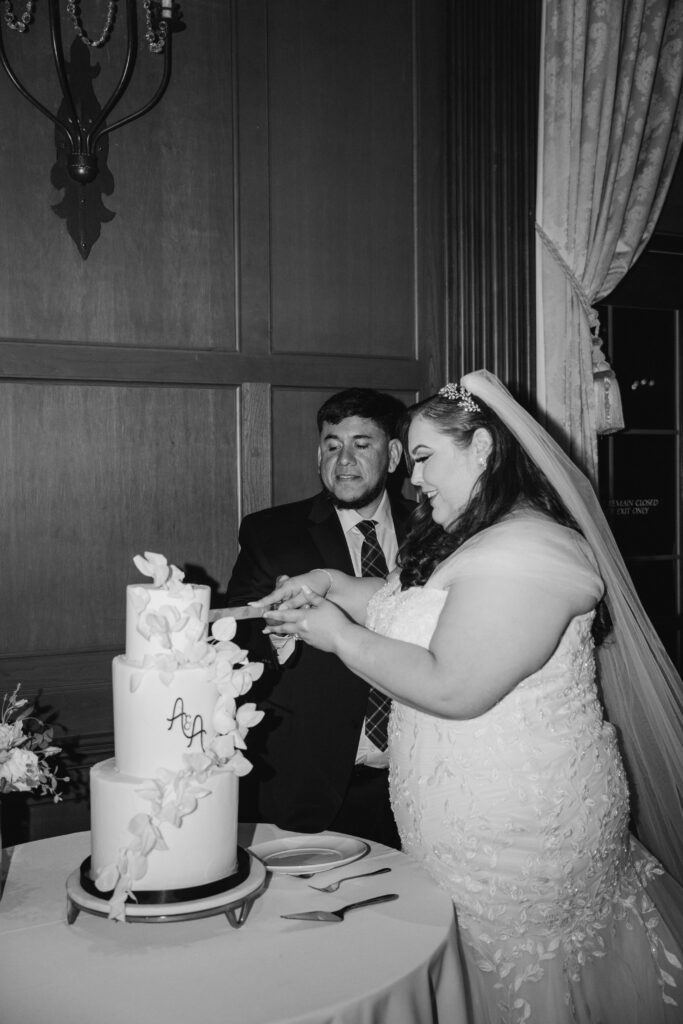 plus size bride cutting cake with groomn
