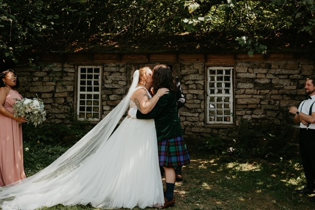 bride wearing plus size aline wedding dress in woodsy oregon wedding