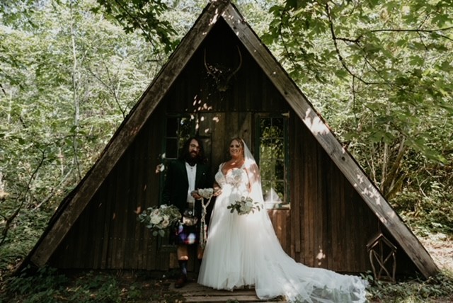 bride wearing plus size aline wedding dress in woodsy oregon wedding